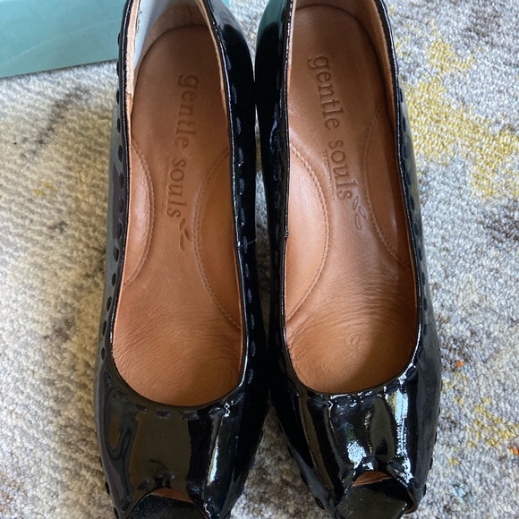 Kenneth Cole Black Patent Leather Heels in amazing condition size 9.5 - Picture 2 of 6
